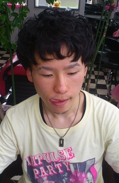 ゆるパーマで軽やかツーブロックショート